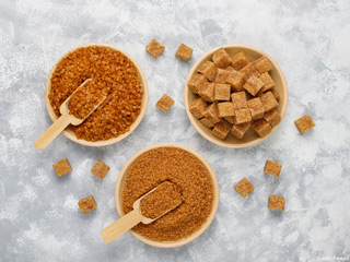 ब्राउन शुगर को माना जाता है सफेद चीनी से ज्यादा हेल्दी, जानें इसके 5 फायदे और कुछ प्रकार